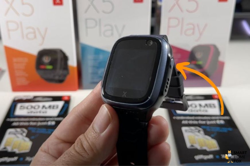 Man sieht den SOS-Knopf der XPLORA X5 Play.